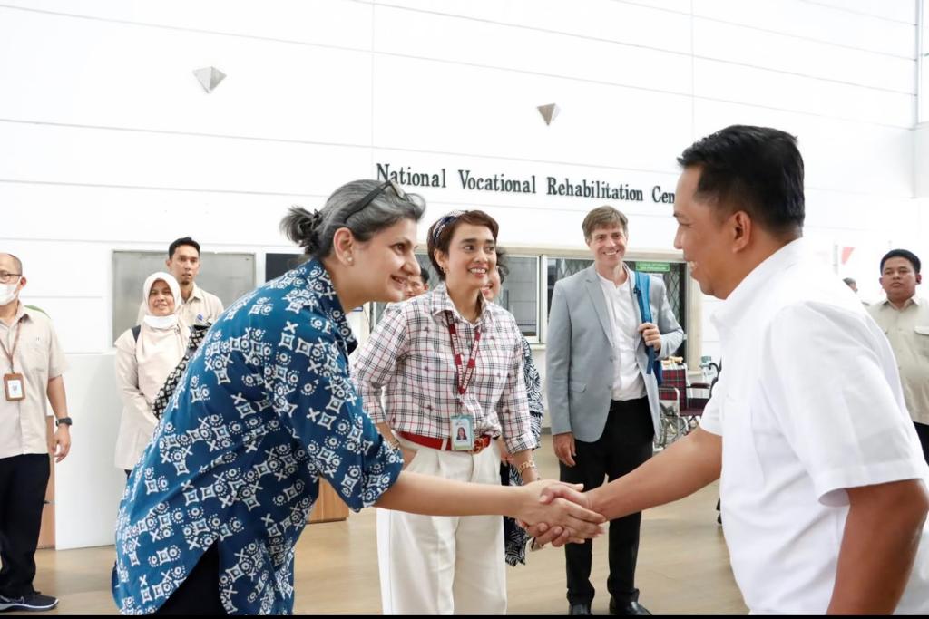  Dirut PKJN RSJM Dr. dr. Nova Riyanti Yusuf, Sp.KJ (tengah) bersama WHO County Office Indonesia dan WHO SEARO