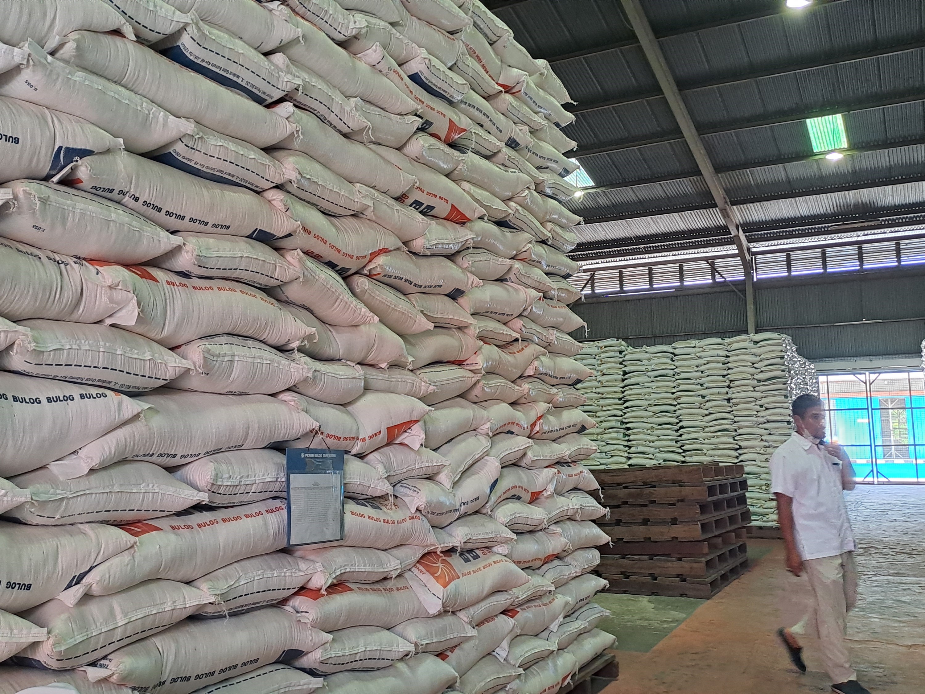 Stok beras di Gudang Bulog Karya Jaya KM 9 Palembang berlimpah dan siap di distribusikan ke masyarakat.