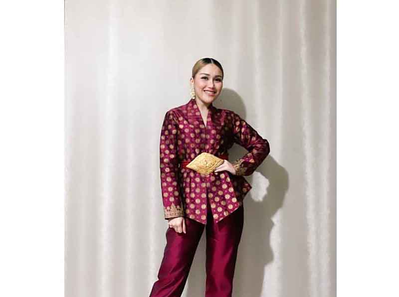 Dorongan orangtua membuat Ayu Ting Ting terus menyanyi dangdut, meski awalnya mengaku malu.