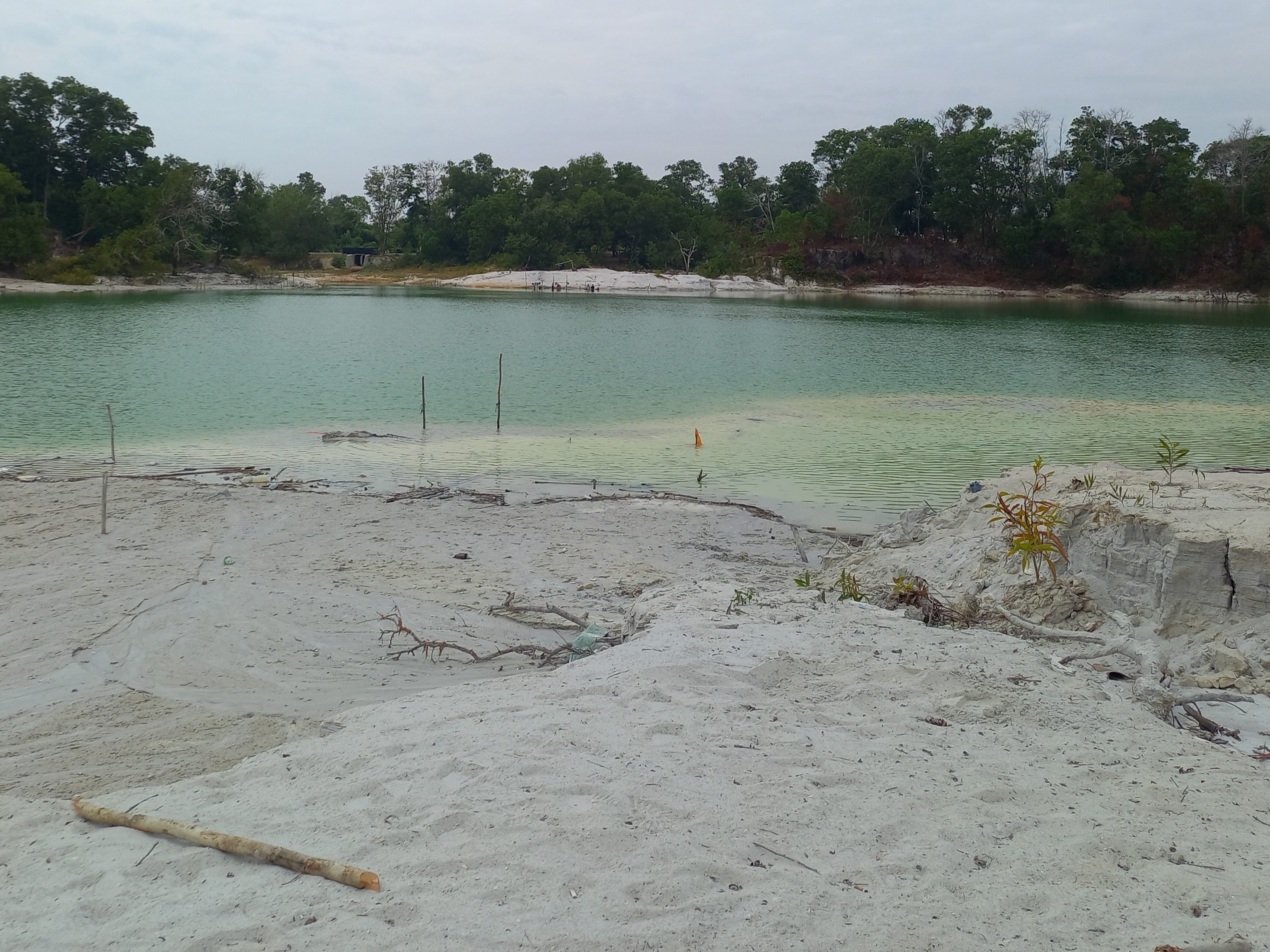 Warga Pangkalpinang yang mengalami kekeringan mulai memanfaatkan air kolong eks penambangan pasir timah untuk mandi dan mencuci.