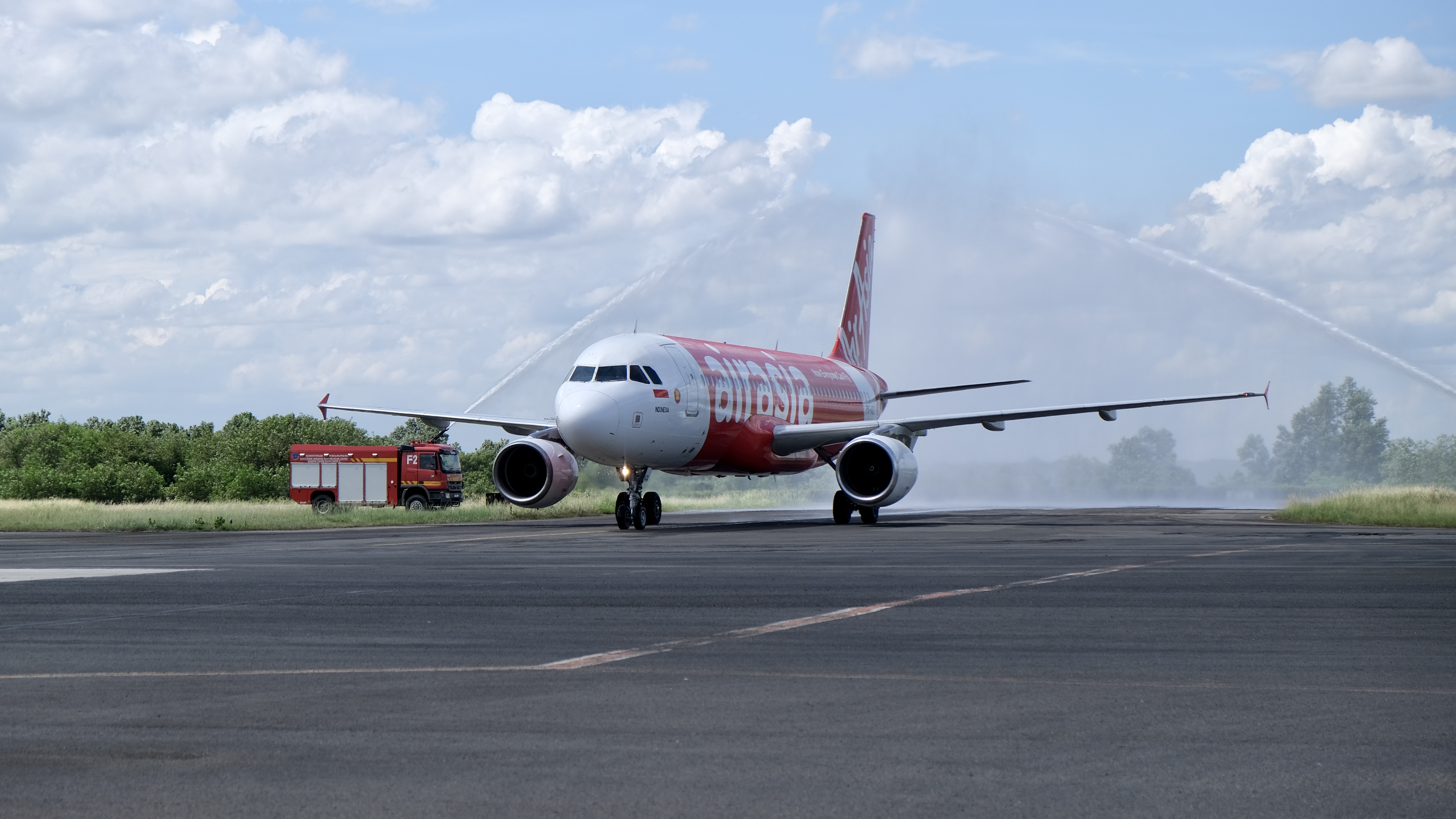 Pesawat Indonesia Air Asia (IAA) mendarat di bandara. IAA berencana membuka rute Kertajati Denpasar. 
