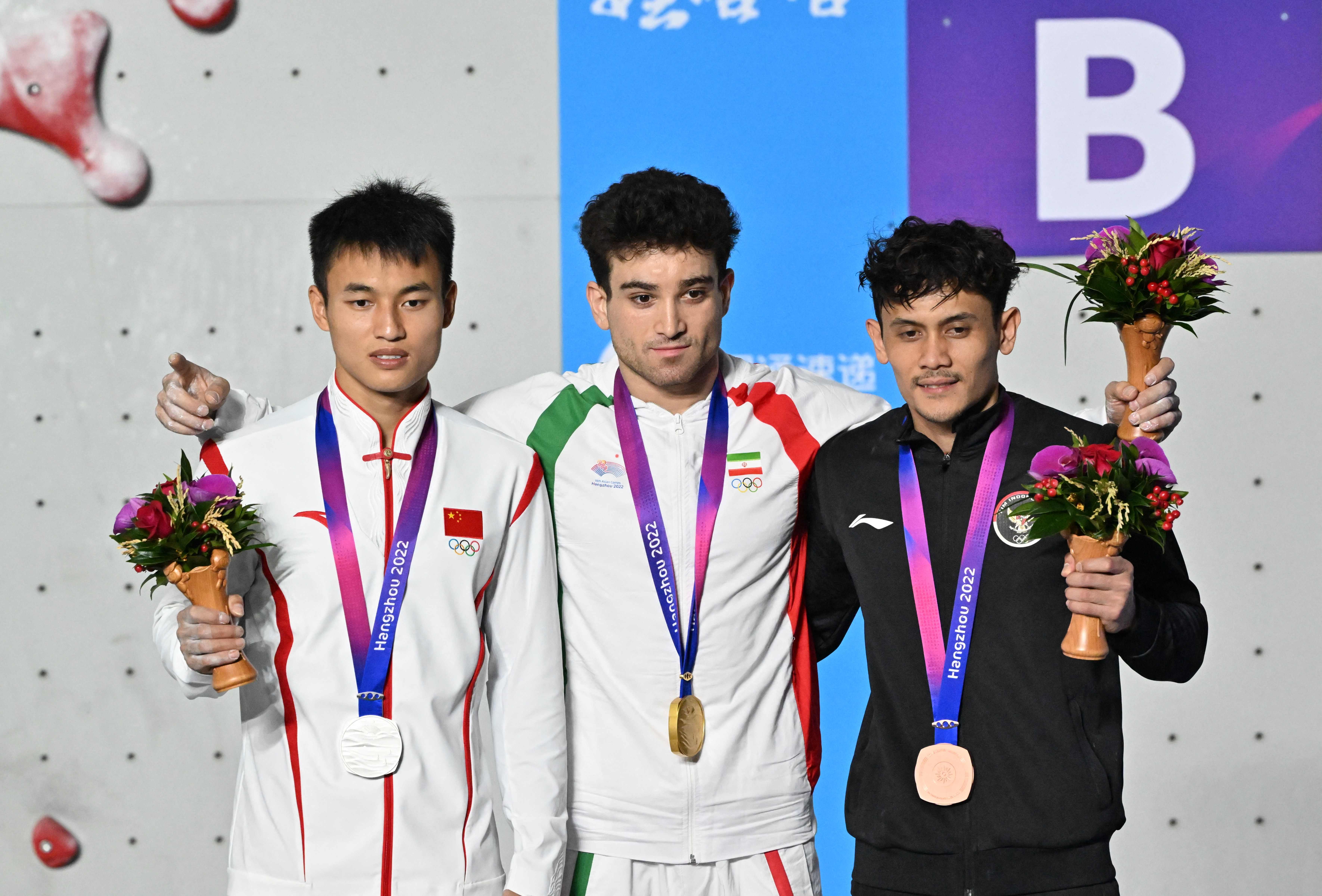 Atlet panjat tebing Indonesia Veddriq Leonardo (kanan) meraih medali perunggu di laga Asian Games.