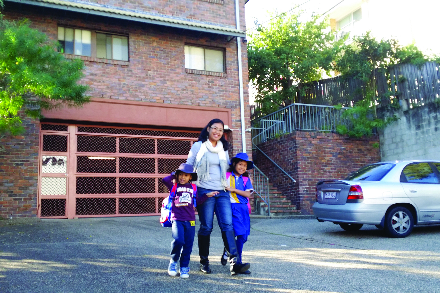 Seorang ibu hendak mengantar dua anaknya ke sekolah di Brisbane, Australia, Rabu, (20/5/2015).