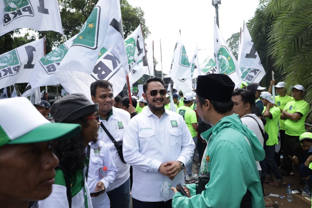 Politisi muda PKB kelahiran Jakarta Rafif Muhammad Rizqullah saat mengantarkan pasangan AMIN mendaftar ke KPU. 