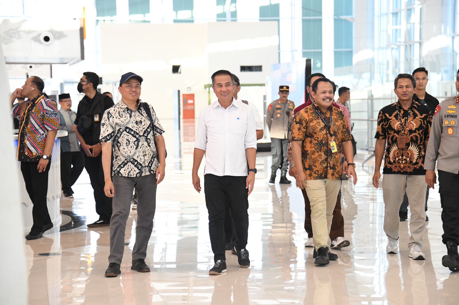 Pj Gubernur Jawa Barat Bey Machmudin (baju putih) di Bandara Internasional Jawa Barat Kertajati, Majalengka
