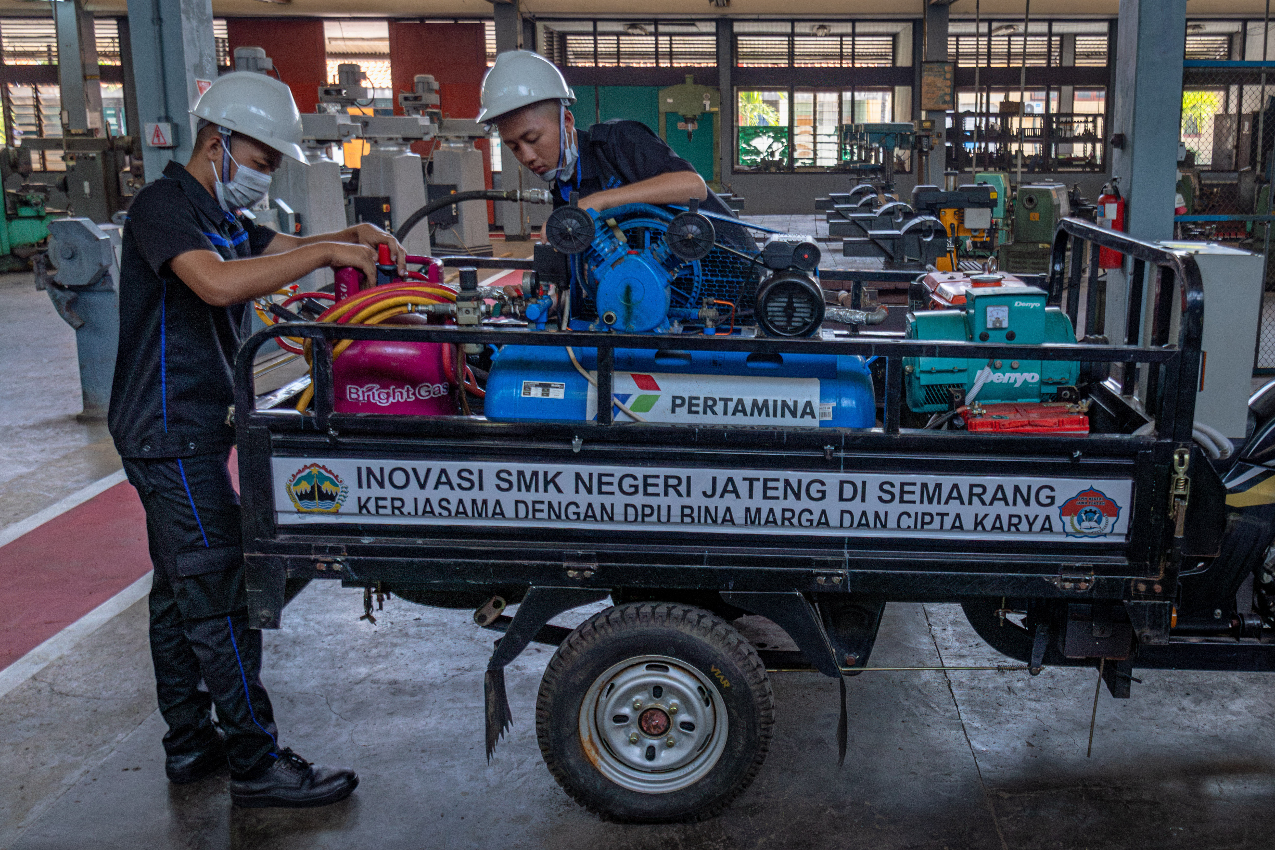 Siswa jurusan teknik mesin merawat inovasi mesin penambal jalan berlubang di SMKN Jawa Tengah di Semarang, Jawa Tengah.