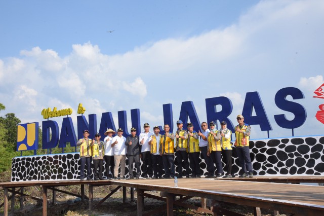 Ketua Komisi V DPR Lasarus bersama tim saat meninjau operasi pemeliharaan/normalisasi Danau Jaras di Kalimantan Barat, Rabu (11/10)