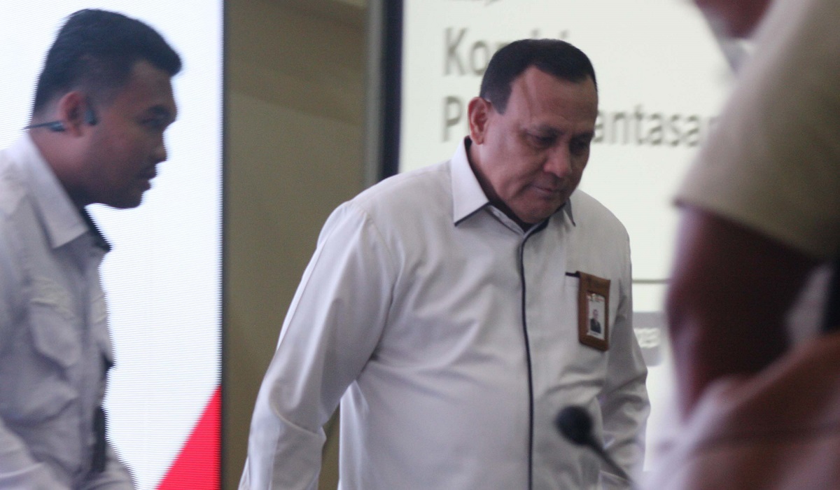 Ketua Komisi Pemberantasan Korupsi (KPK) Firli Bahuri (tengah)