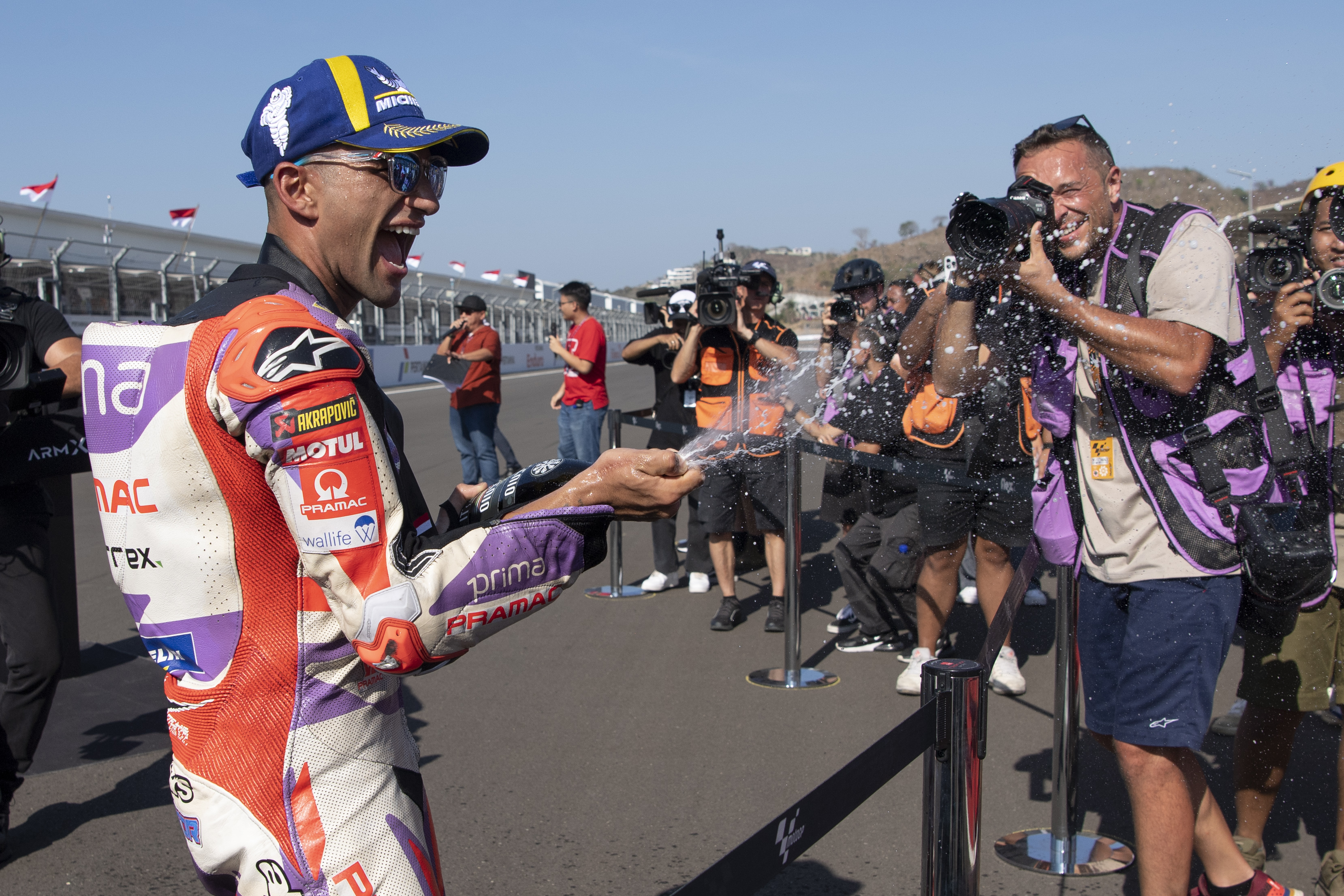 Pembalap Prima Pramac Racing Jorge Martin (kiri) melakukan selebrasi usai memenangi Sprint Race di Sirkuit Mandalika, NTB, Sabtu (14/10).