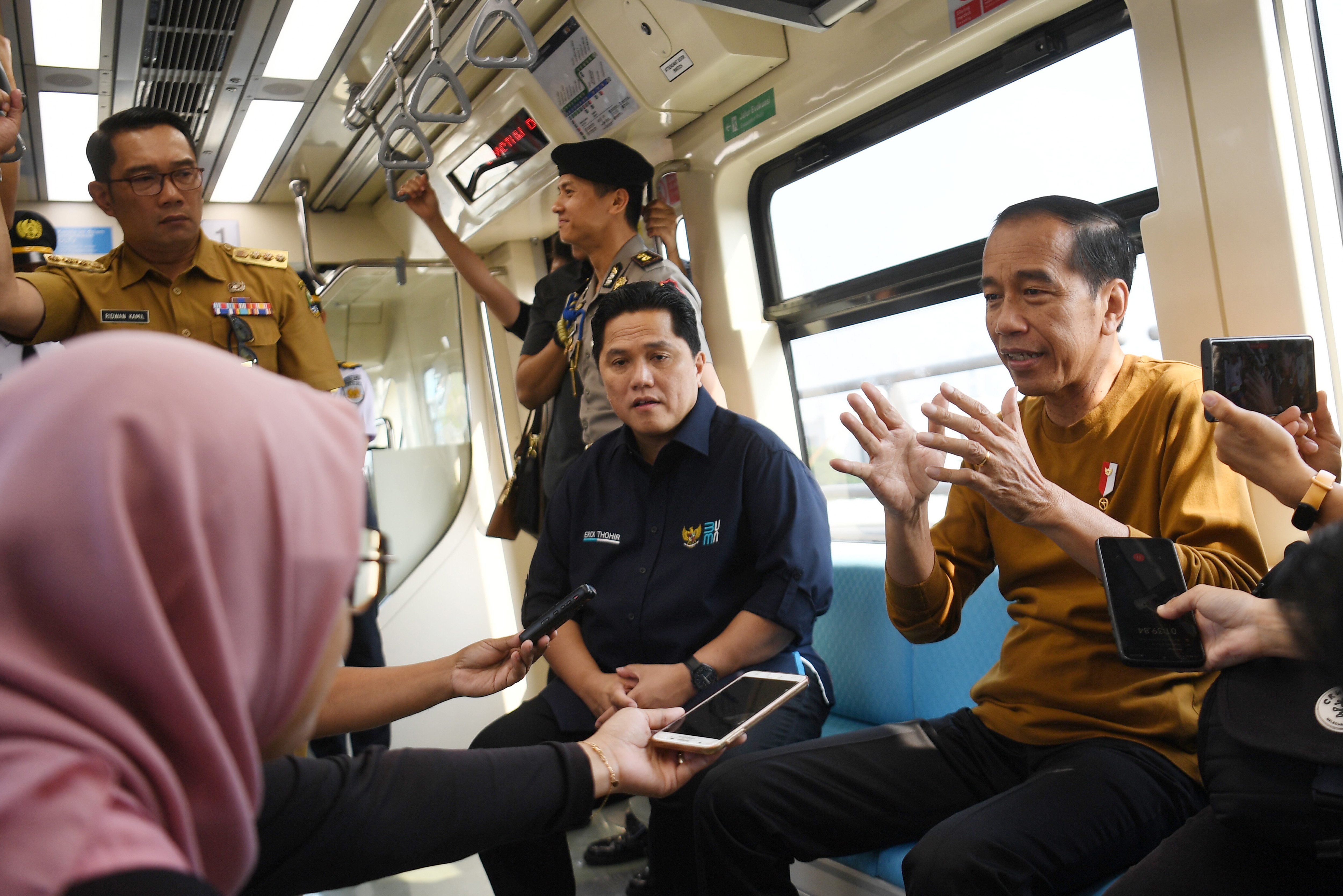 Menteri BUMN Erick Thohir mendampingi Presiden Joko Widodo saat naik LRT Jabodetabek di Jakarta