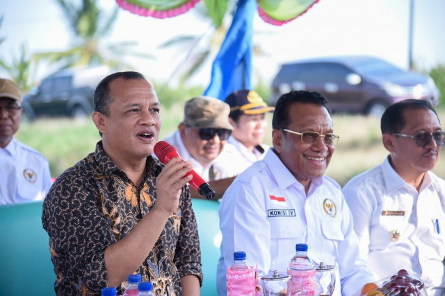 Wakil Ketua Komisi IV DPR RI Budhy Setiawan (kiri) saat melakukan kunjungan ke Merauke, Provinsi Papua Selatan, Rabu (14/10).