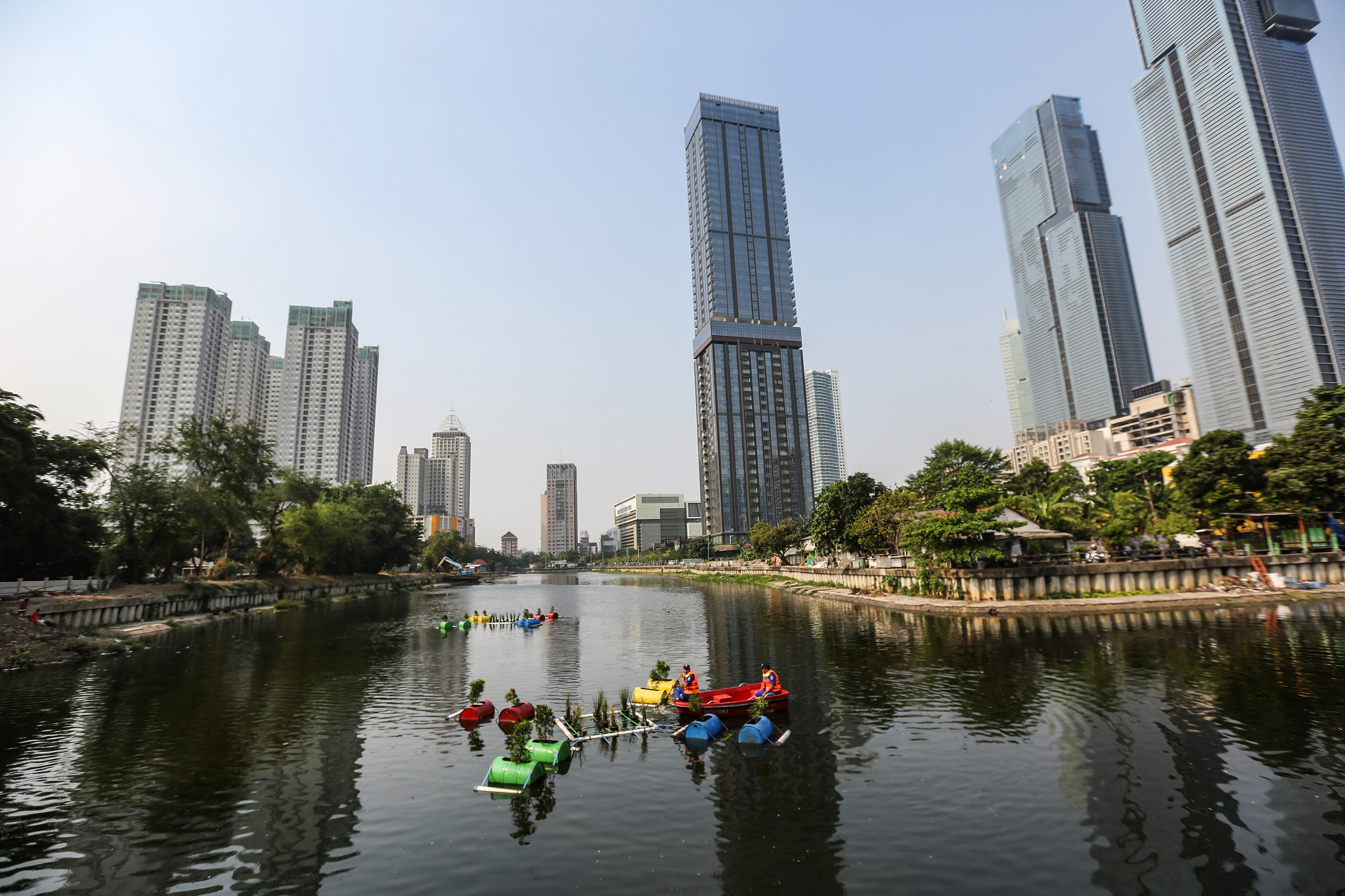 Petugas mengecek tanaman pada pot apung di Waduk Melati, Jakarta