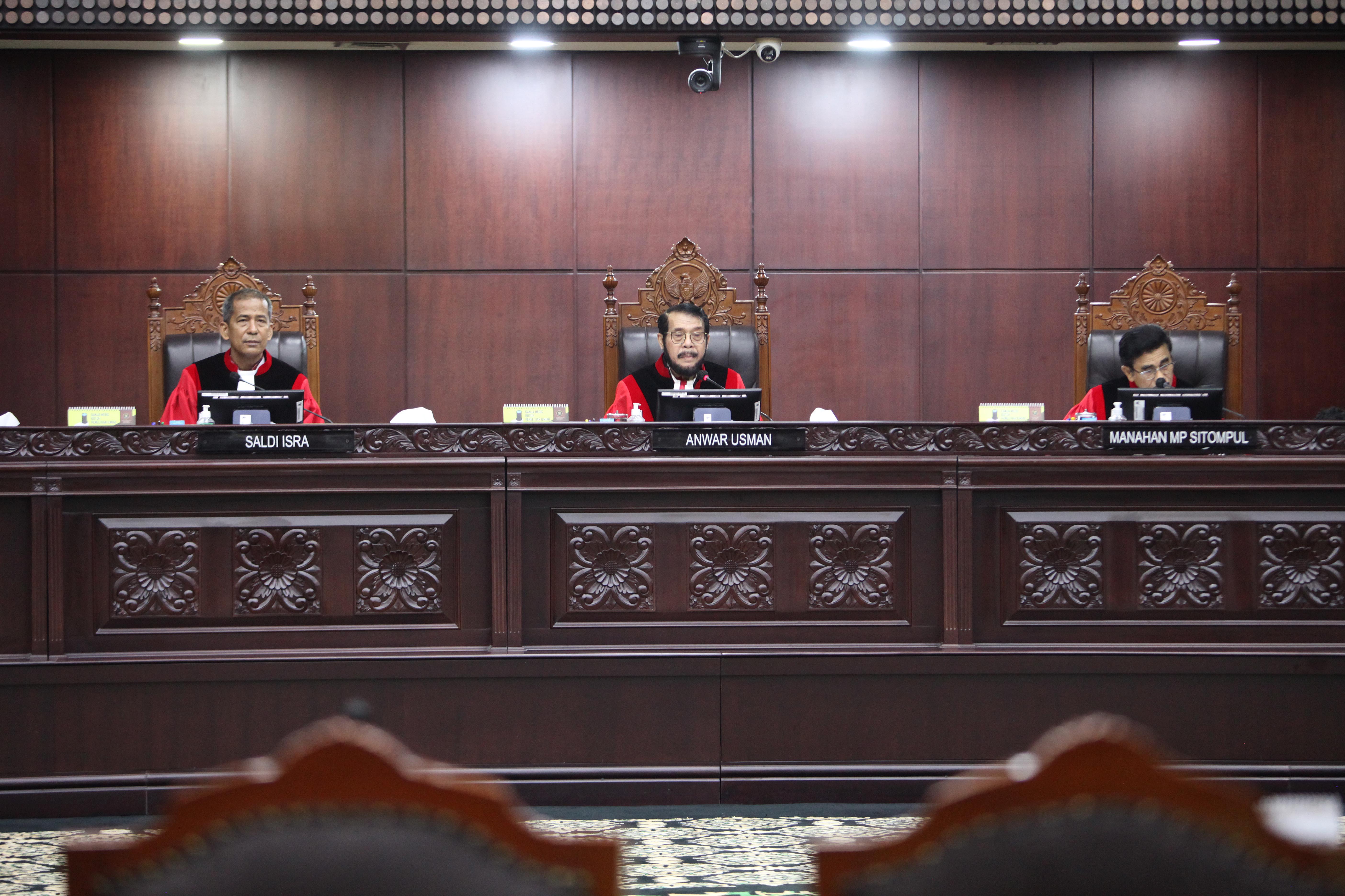 Hakim MK saat pengucapan putusan gugatan batas usia maksimal Capres-Cawapres 70 tahun di ruang sidang utama MK.