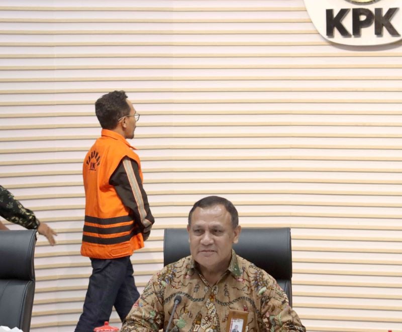 Wali Kota nonaktif Bima diperlihatkan kepada publik oleh KPK.