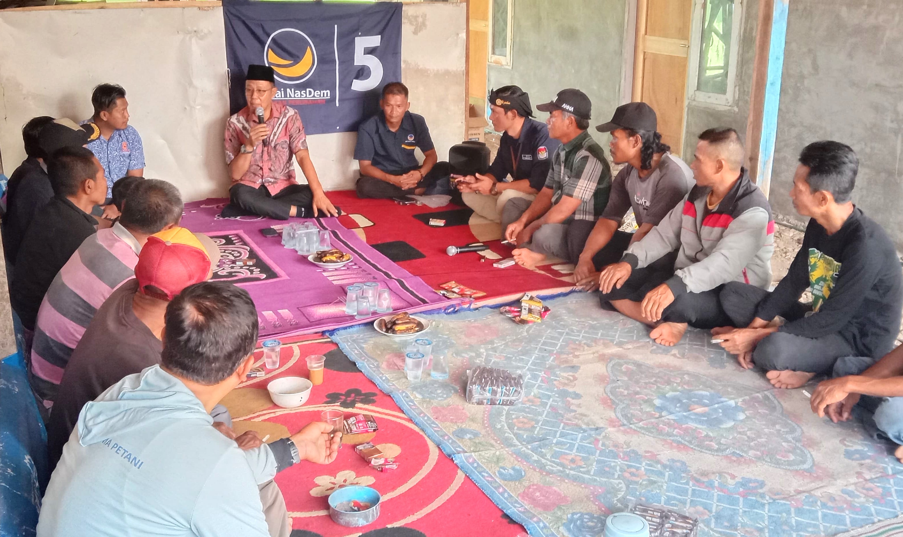 H Ayep Zaki saat silaturahmi dan berdiskusi dengan warga Desa Margaluyu.