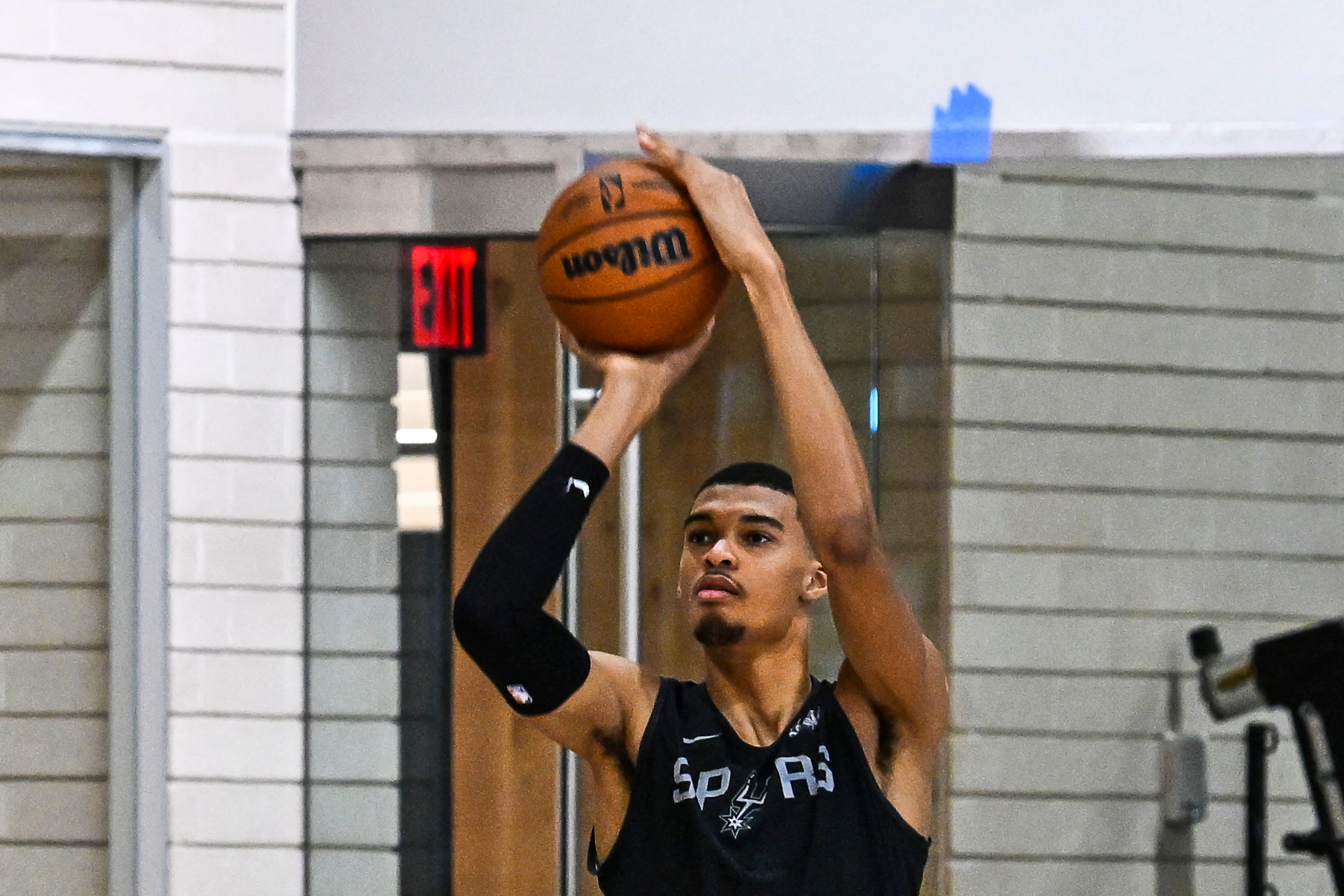 Pebasket San Antonio Spurs Victor Wembanyama berlatih menjelang laga NBA melawan Dallas Mavericks.