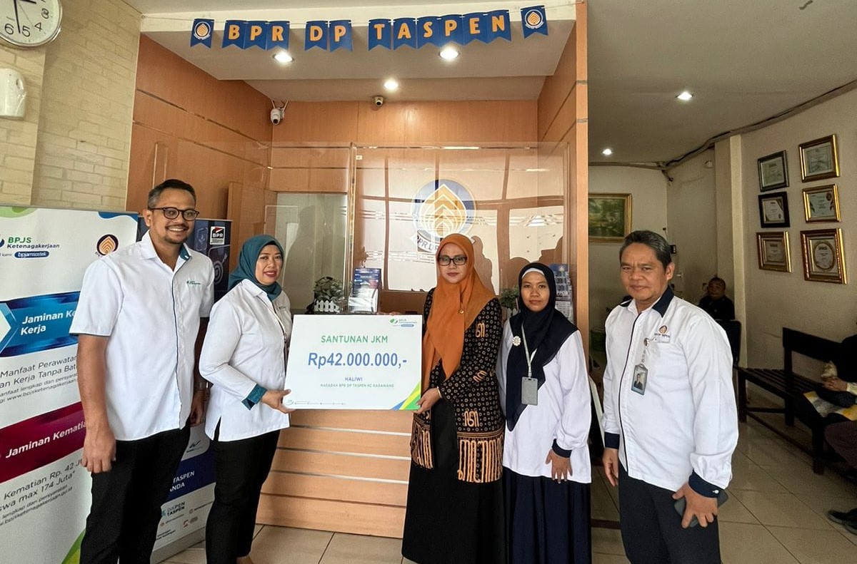 Acara penyerahan santunan kepada ahli waris dari nasabah BPR DP Taspen di Karawang, Jawa Barat.