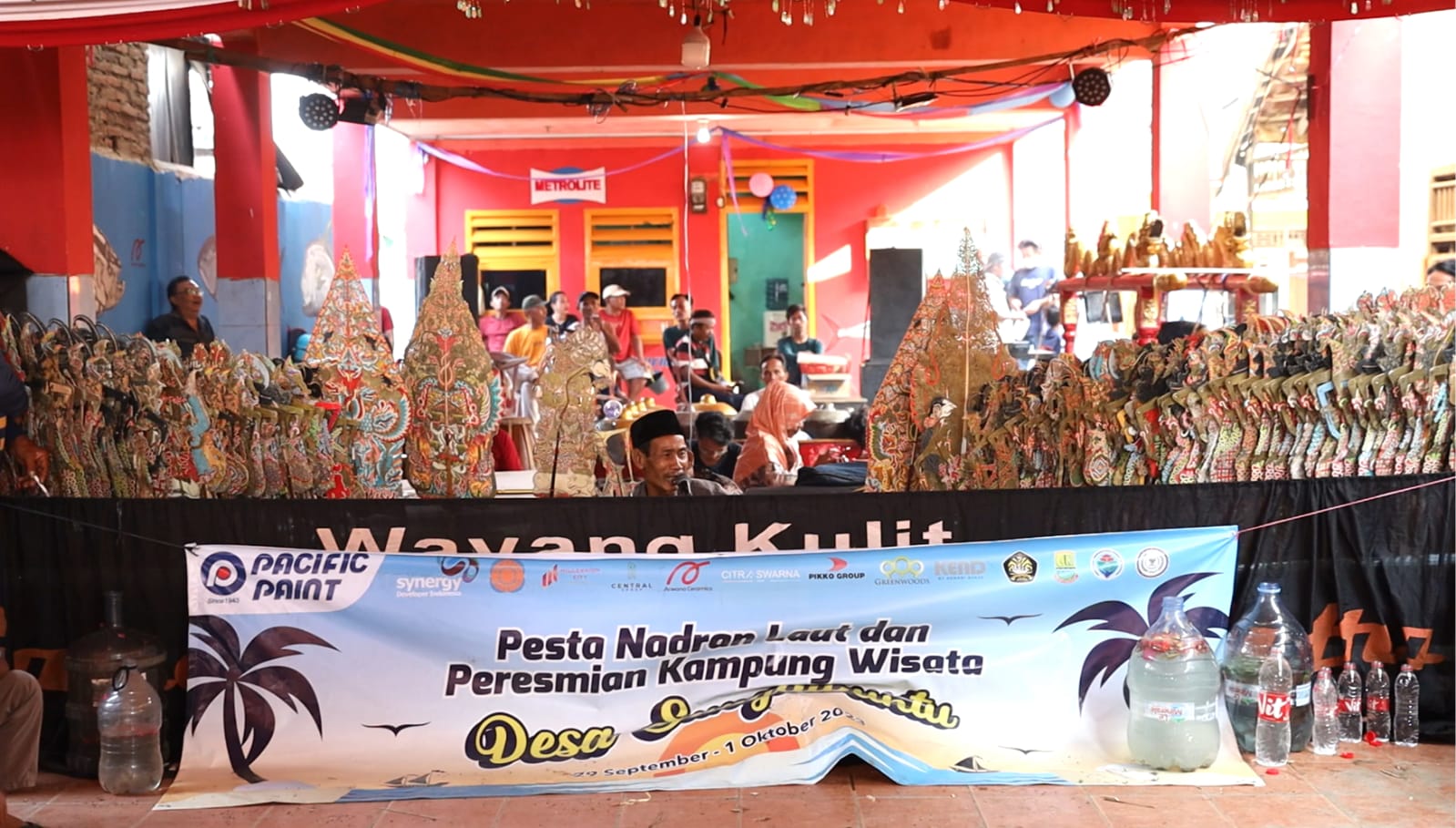 Pertunjukan wayang kulit memeriahan Festival Nadran Laut.di Desa Sungaibuntu, Kecamatan Pedes, Kabupaten Karawang, Jawa Barat.