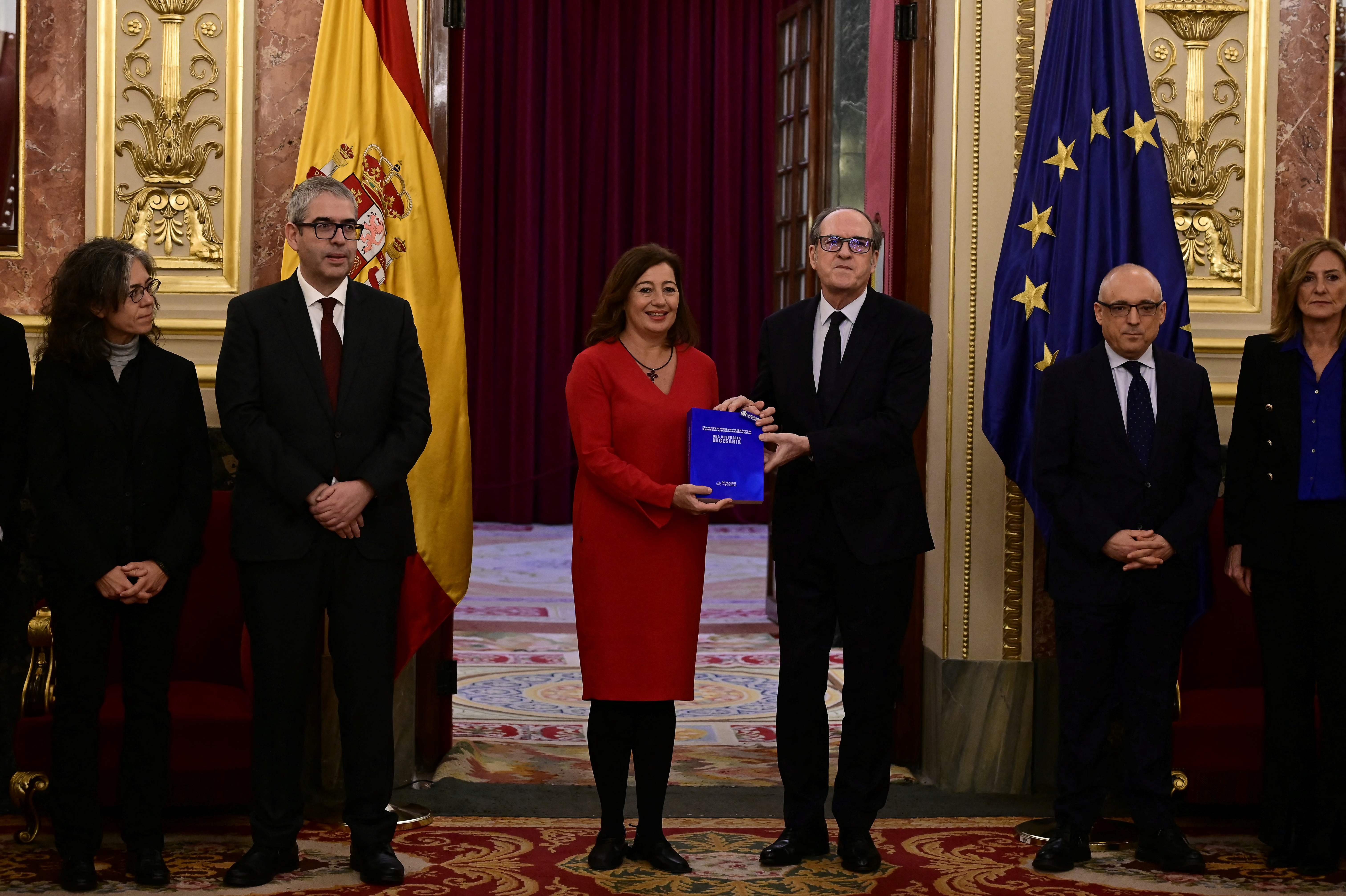 Kepala Ombudsman Spanyol Angel Gabilondo (kanan) menerima laporan indenpenden mengenai dugaan perundungan yang dilakukan pihak gereja 