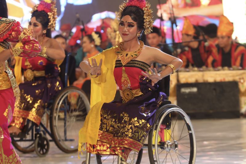 Penyandang disabilitas menari di Forum Tingkat Tinggi ASEAN tentang Pembangunan Inklusif Disabilitas dan Kemitraan Pasca-2025.
