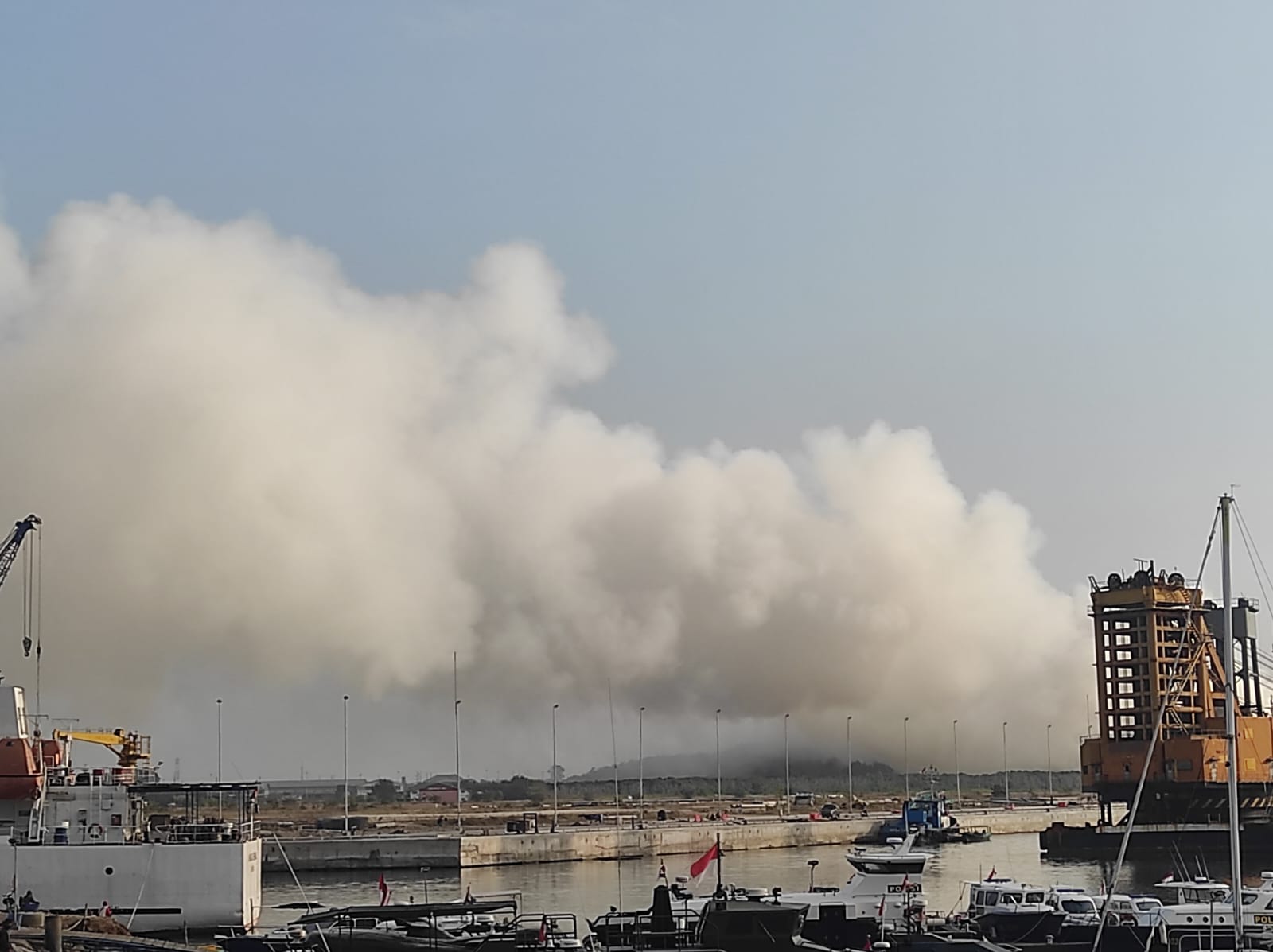 Kebakaran di TPA Suwung, Denpasar Selatan hingga Jumat 13 Oktober belum padam.