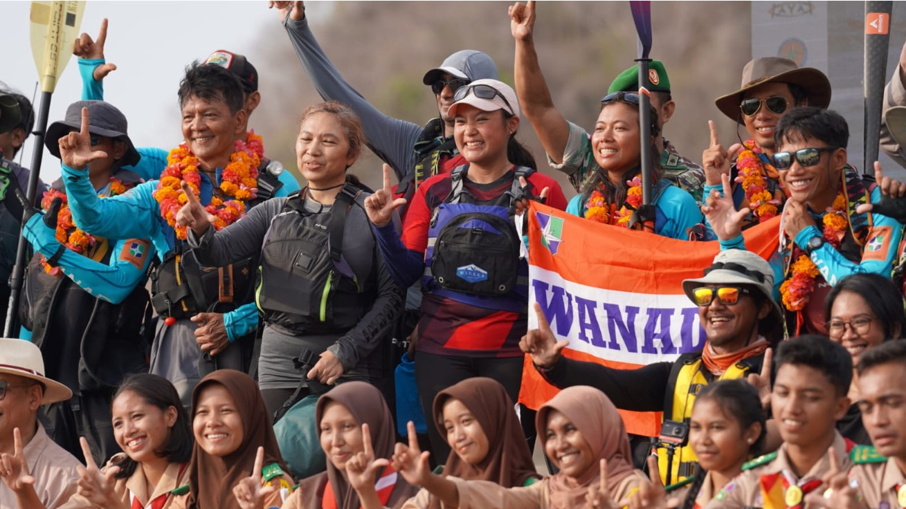 tim Dayung Jelajah Nusantara (DJN) Flores Sea Kayak Expedition 2023 berfoto bersama pelajar setempat.