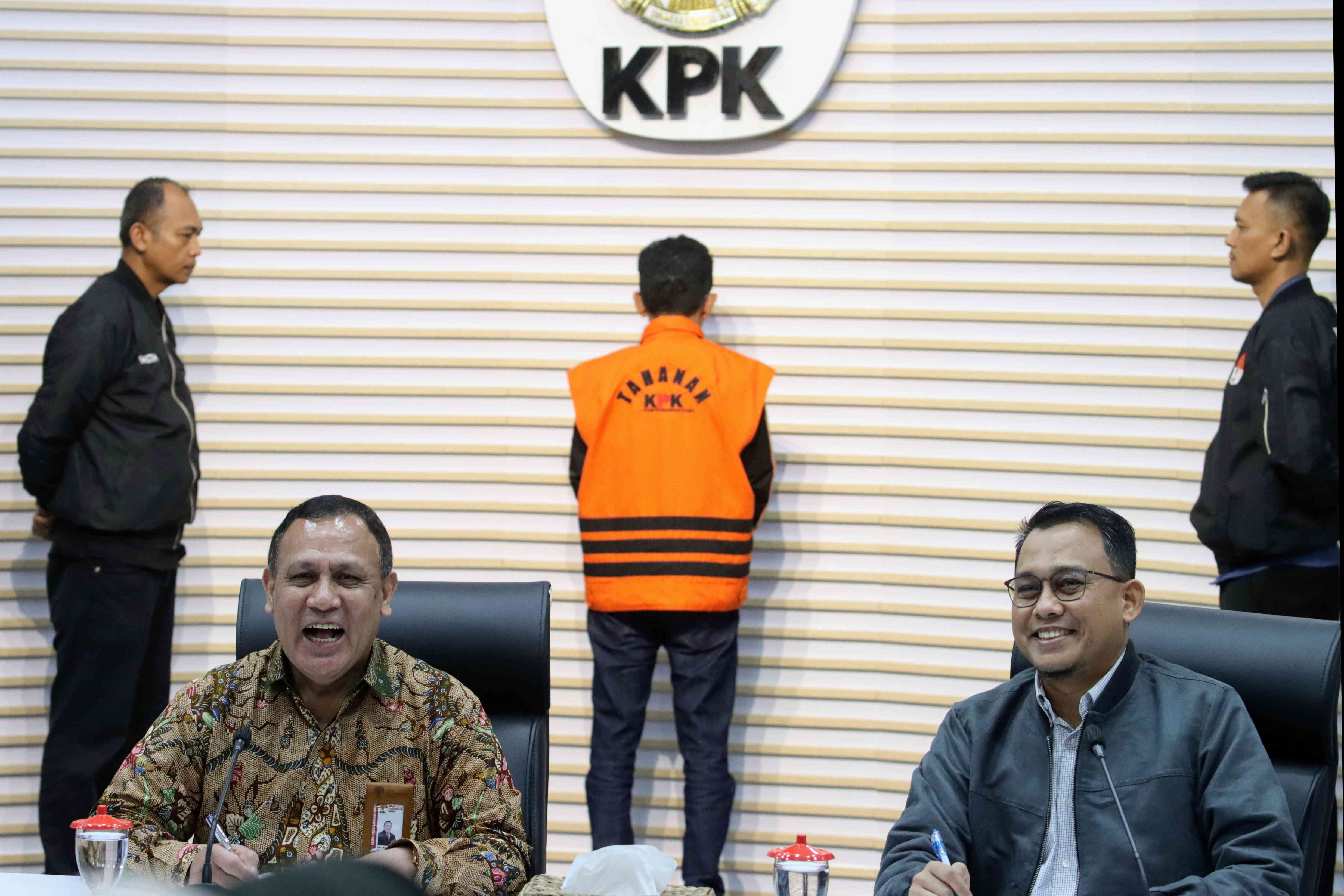Ketua KPK Firli Bahuri menjawab pertanyaan wartawan saat konpers penahanan Walikota Bima Muhammad Lutfi (rompi tahanan) di Gedung KPK,