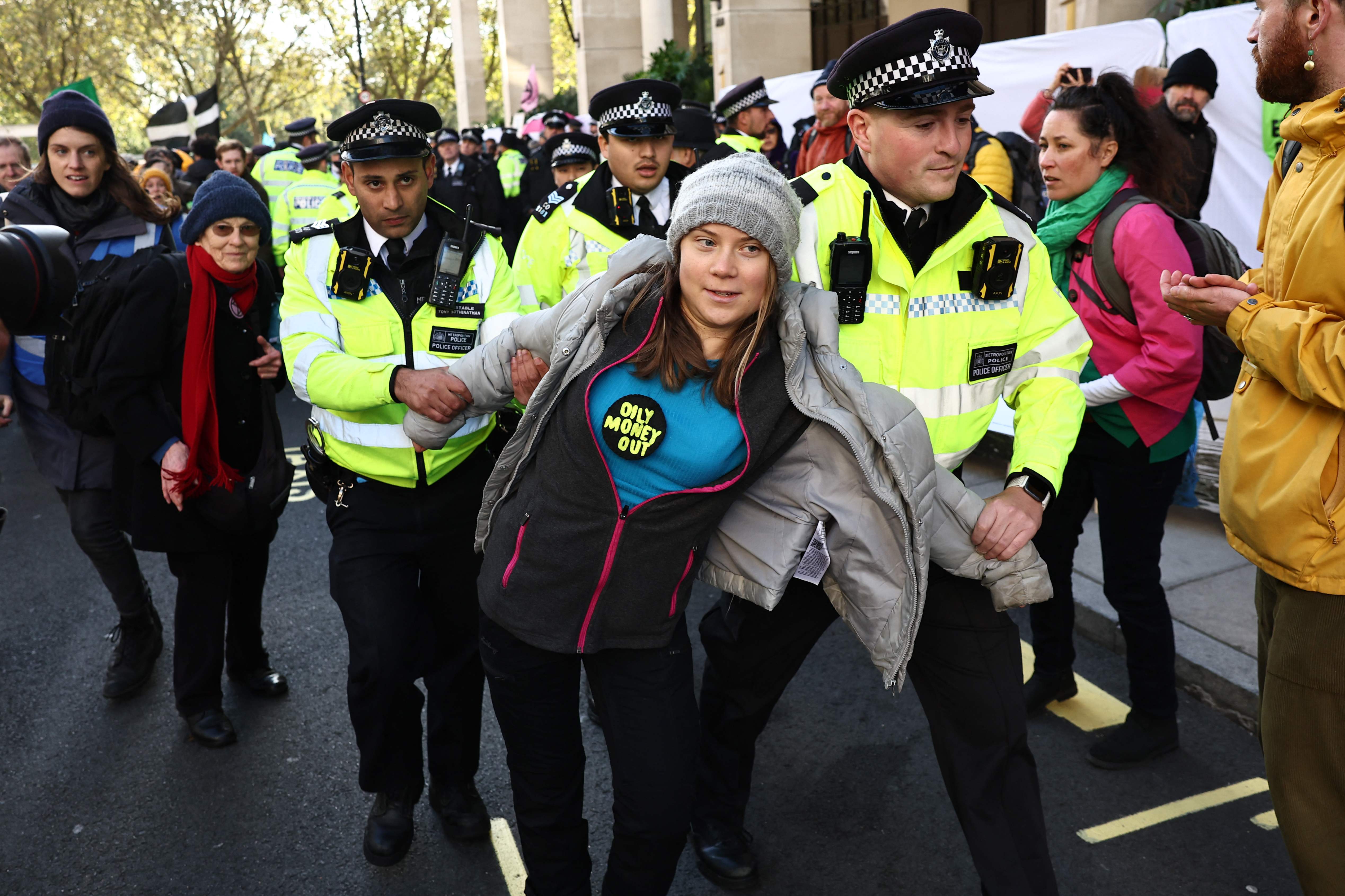 Aktivis lingkungan hidup asal Swedia Greta Thunberg saat ditangkap polisi London. 