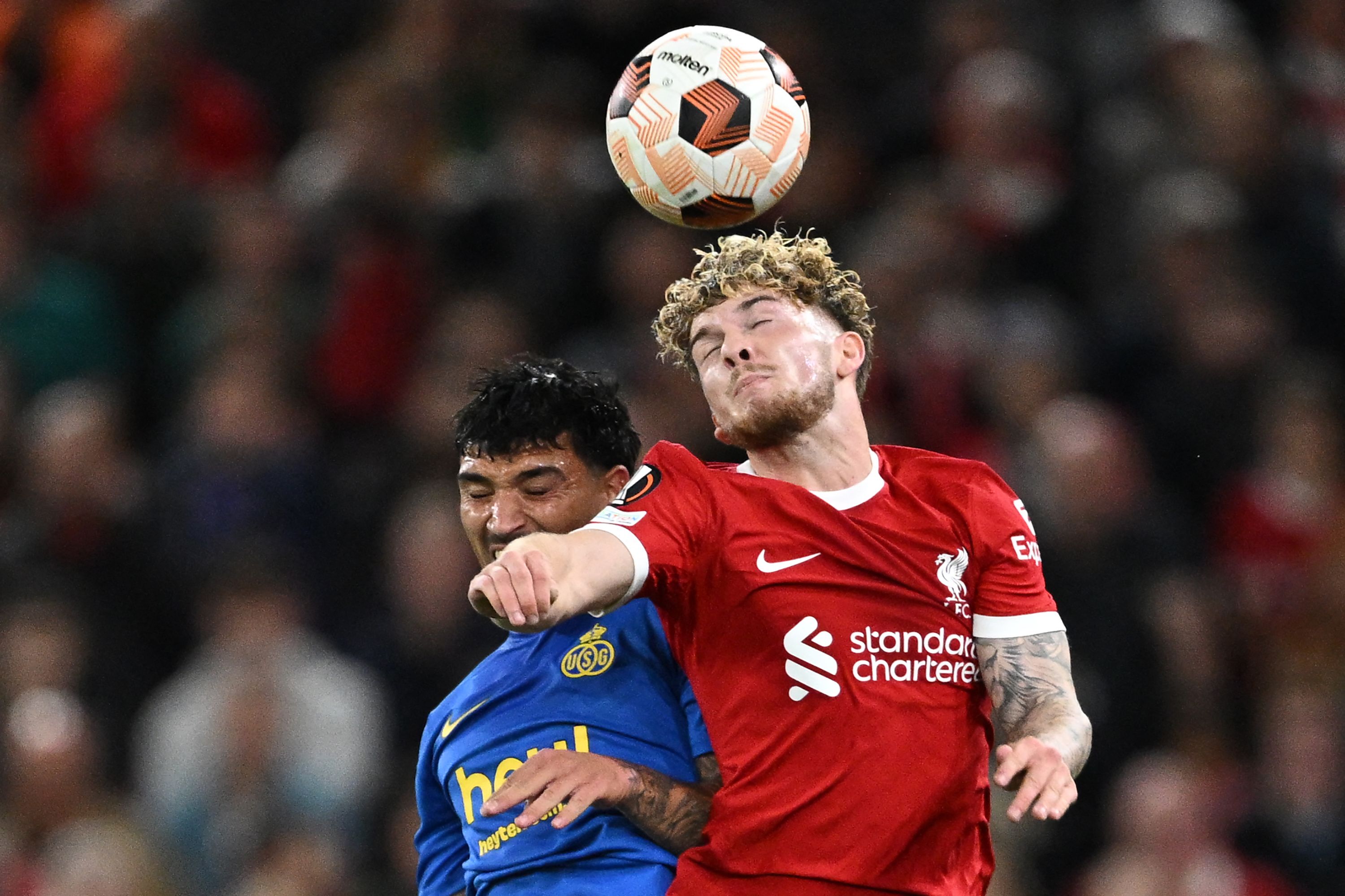 Pemain Liverpool Harvey Elliott (kanan).