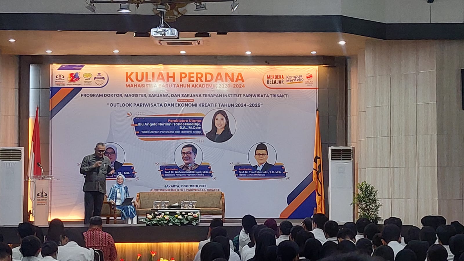 Presiden Director of PT Hotel Properti Internasional Braja Eka Sukma mengisi  kuliah perdana di hadapan ratusan mahasiswa baru IP Trisakti.