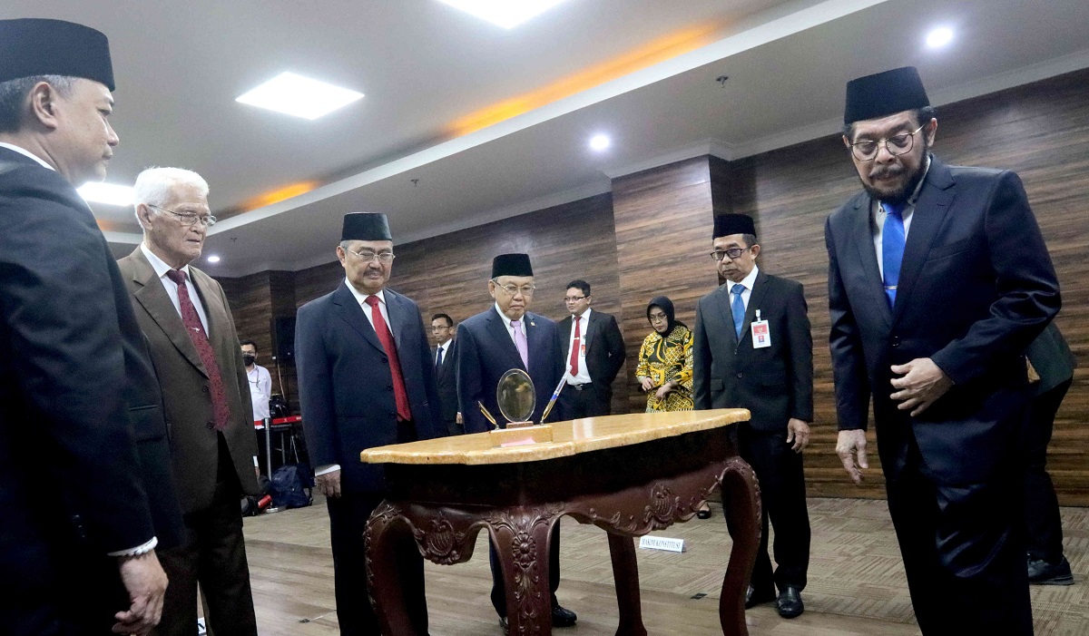 Ketua Mahkamah Konstitusi (MK), Anwar Usman (kanan) melantik tiga anggota Majelis Kehormatan Mahkamah Konstitusi (MKMK)