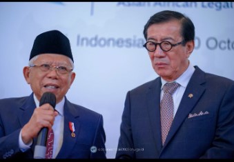Wakil Presiden Ma'ruf Amin (kiri) dan Menkumham Yasonna Laoly saat menghadiri 61st Annual Session of AALCO di Bali.