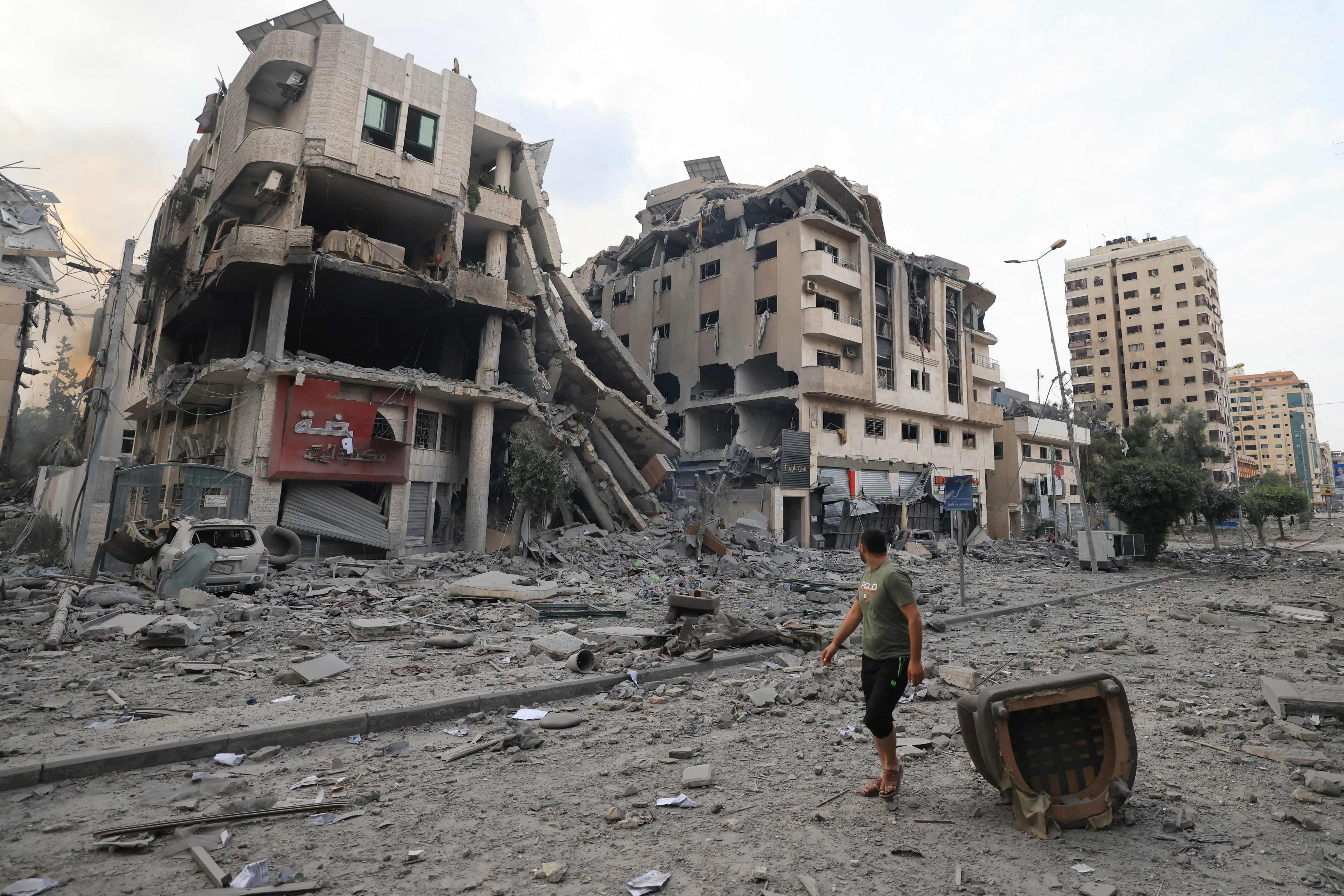 Sebuah bangunan di jalur Gaza, Palestina, hancur akibat perang Hamas-Israel