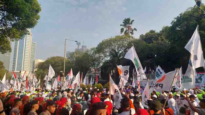 Sejak 06.30 WIB pendukung AMIN mulai memadai jalanan depan Gedung KPU.