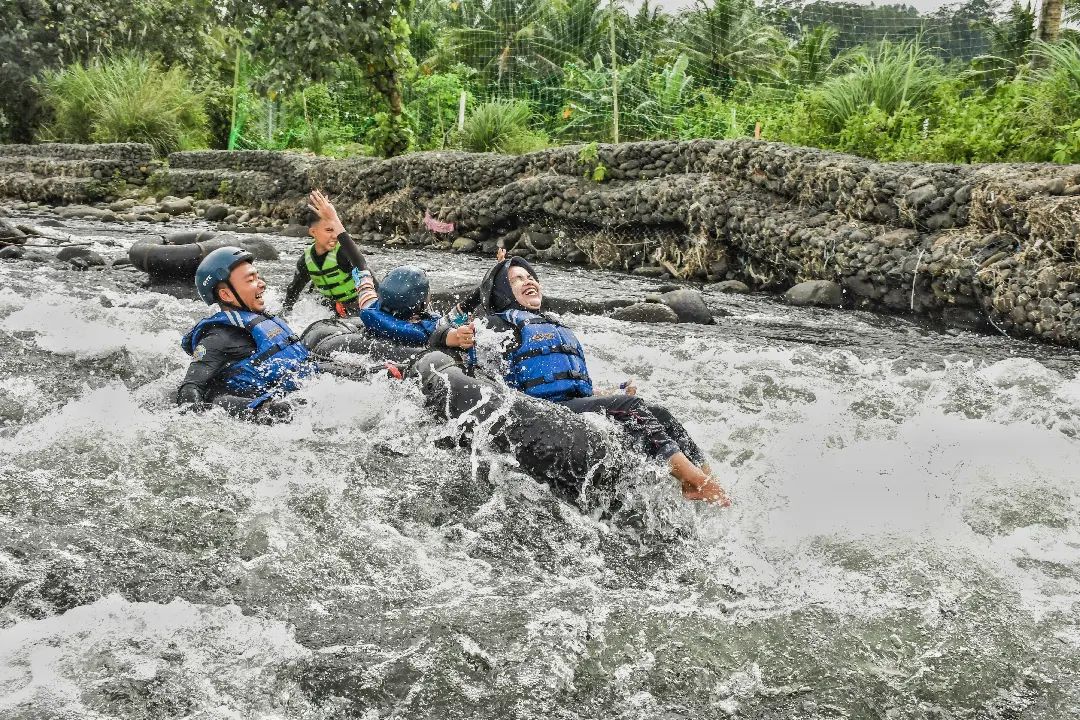 Para pengunjung destinasi wisata arung jeram di Belanting River Tubing yang berada di Desa Kelumpang, Kecamatan Ulu Ogan, Kabupaten OKU.