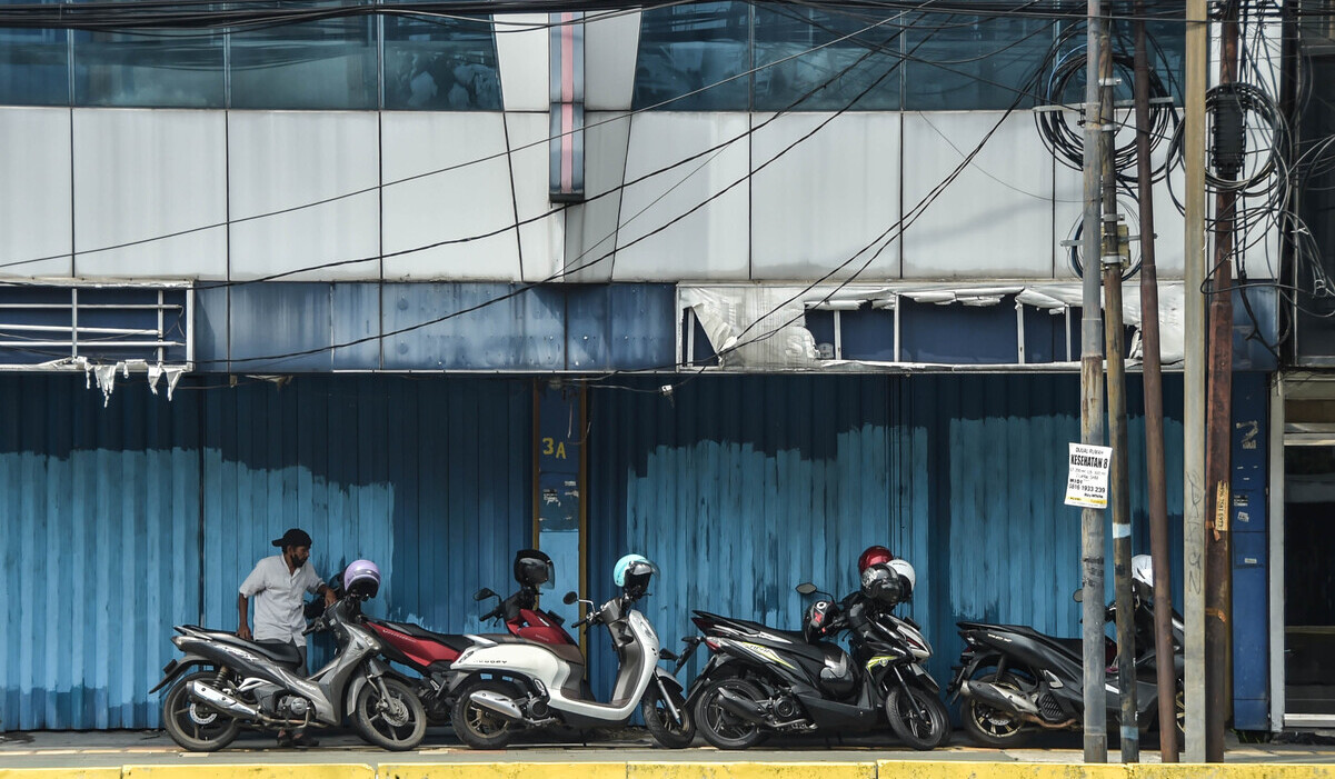 Sejumlah motor parkir diatas trotoar pejalan kaki di Jalan Balikpapan, Jakarta Pusat.
