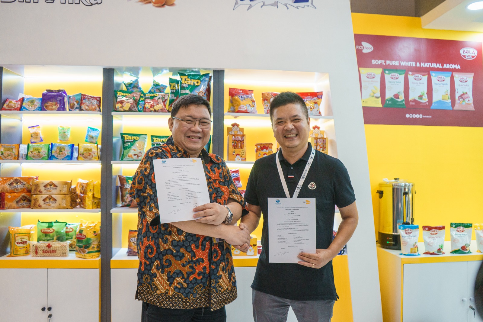 Chief Marketing Officer PT FKS Food Sejahtera Tbk, Vienno Monintja (kiri) dan perwakilan Fuji Sakura, Leo Wen (kanan)