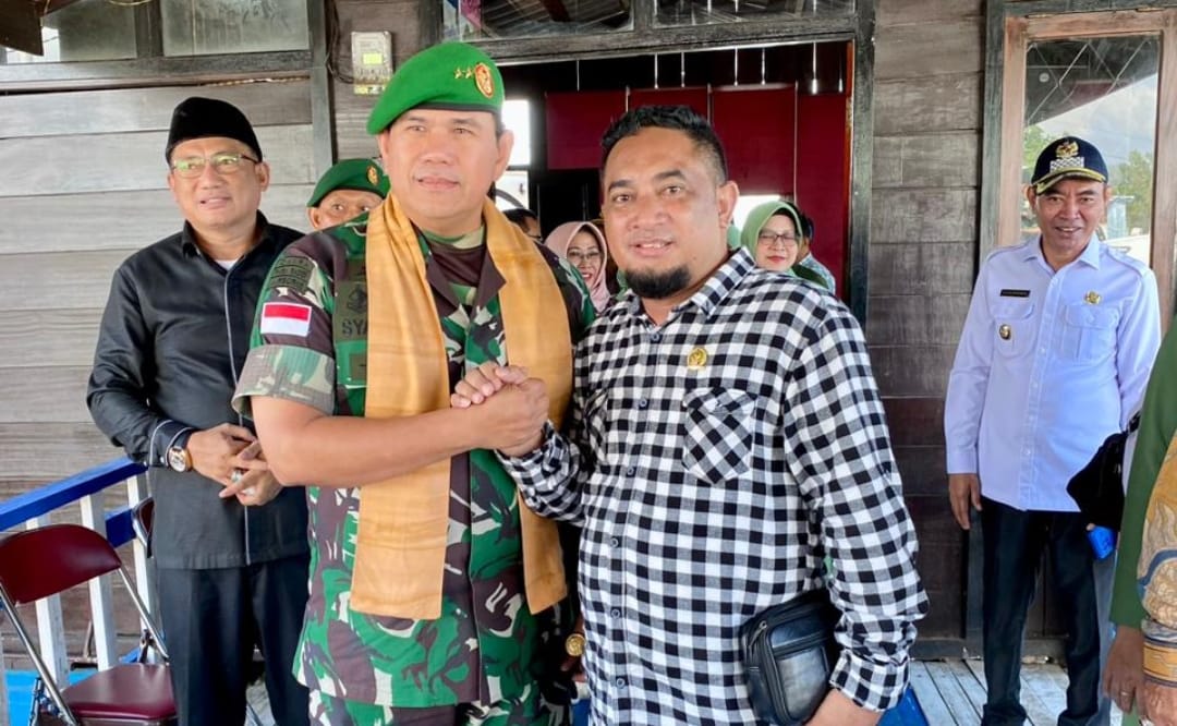 Ketua Umum Forum Cendekiawan Melanesia Indonesia Albert Hama (kanan) bersama Pangdam Pattimura Mayjen TNI Syafrial.