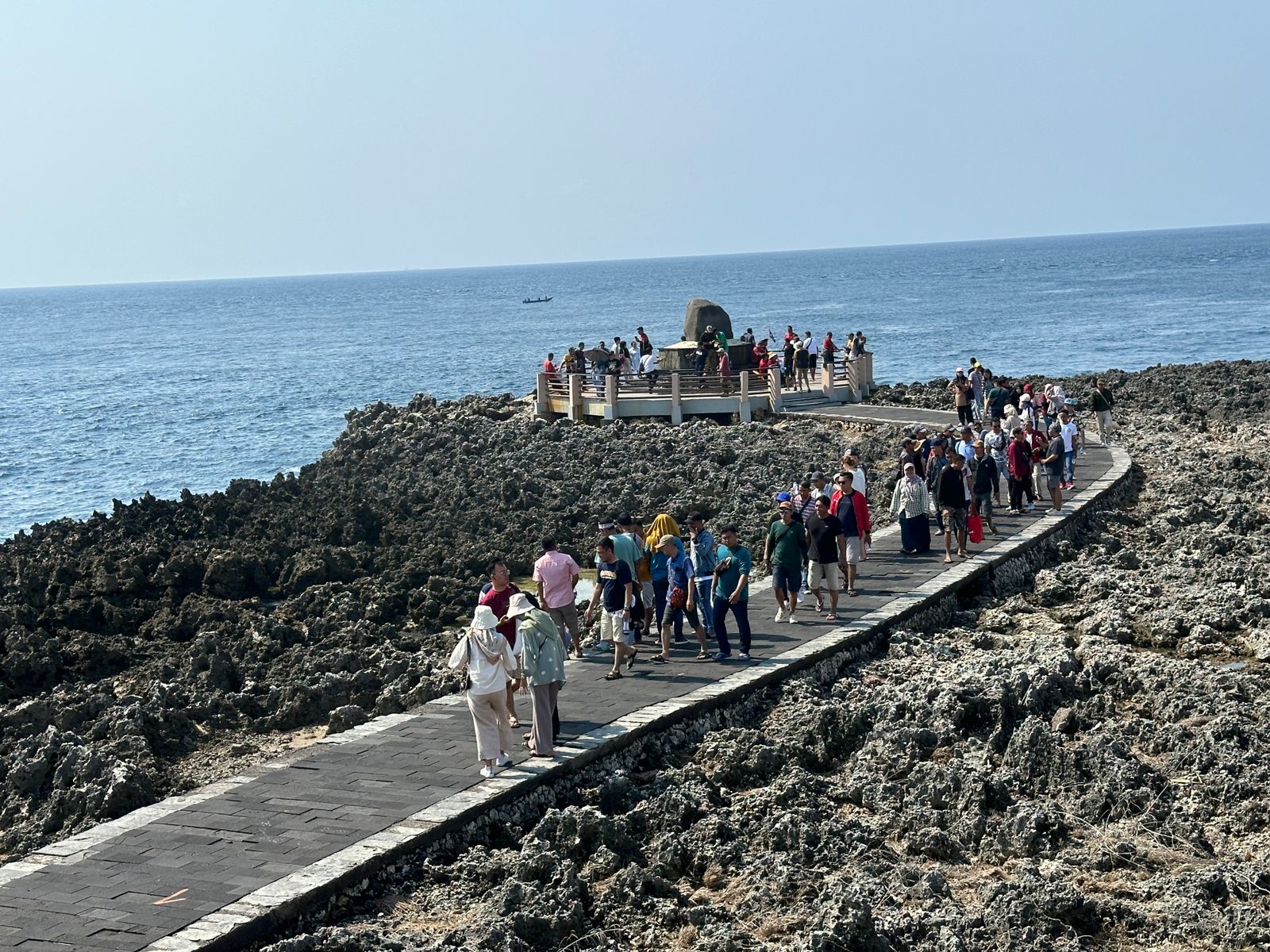 Wisatawan di Nusa Dua, Bali.