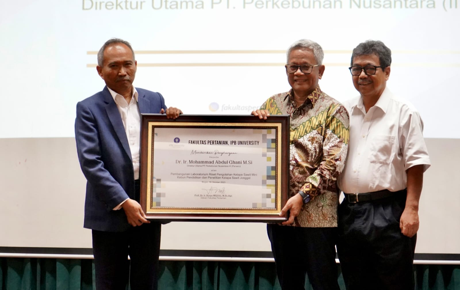 IPB dapat Bantuan Hibah Laboratorium Riset Pengolahan Kelapa Sawit Mini dari PTPN