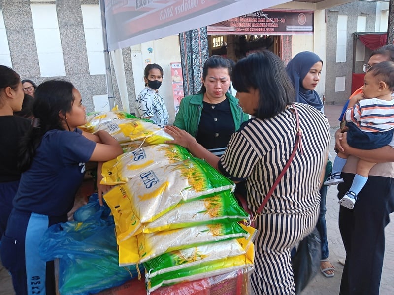 Masyarakat memberi beras SPHP.