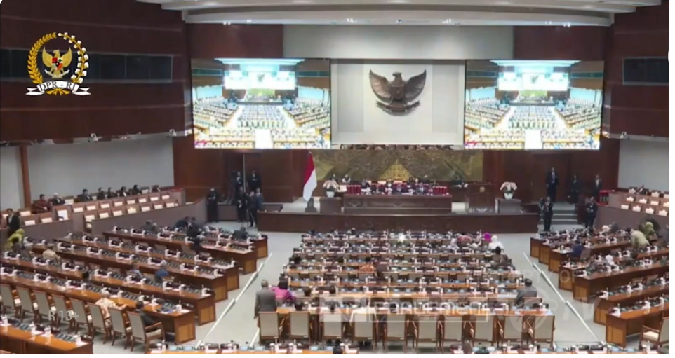 Suasana rapat paripurna DPR RI saat pengesahan UU ASN, Selasa (3/10).