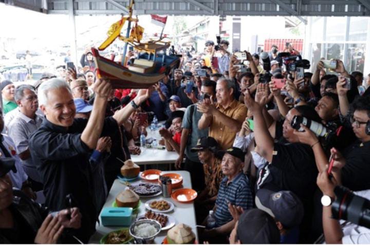 Capres Ganjar Pranowo berdialog mendengarkan keluhan masyarakat di Kampung Nelayan, Bandar Lampung, Lampung.