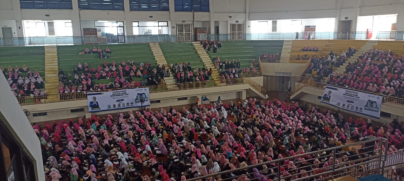 RIBUAN Relawan yang tergabung dalam Mak-mak Anies (MANIES) DKI Jakarta menggelar istighosah di GOR Ciracas, Jakarta Timur, Rabu, (11/10). 