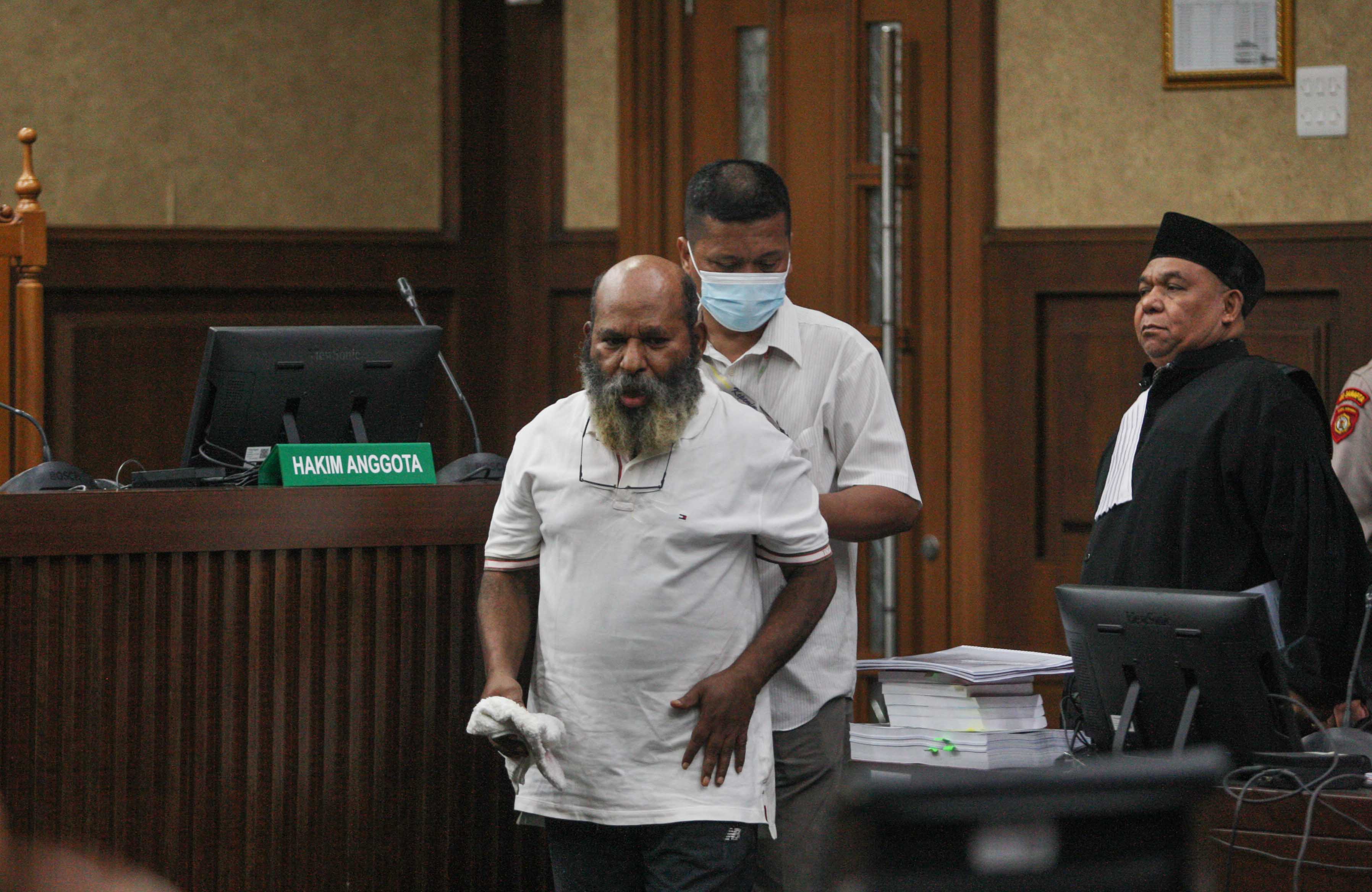 Terdakwa kasus suap dan gratifikasi, Mantan Gubernur Papua, Lukas Enembe, divonis 8 tahun penjara.