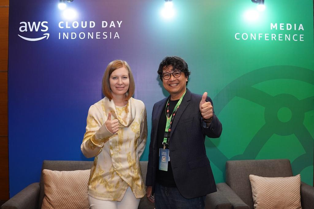 Budhi Wibawa, Founder ICS Compute (kanan) dan Kirsten Gilbertson, Partner Sales Leader, ASEAN, AWS.