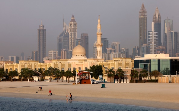 Pantai di tepi kota di Dubai