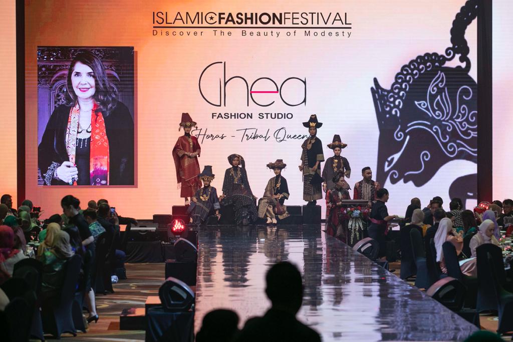 Islamic Fashion Festival (IFF) menghadirkan koleks kain Ulos karta desainer Ghea Panggabean.