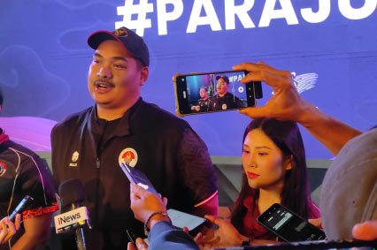 Menteri Pemuda dan Olahraga Dito Ariotedjo (kiri).