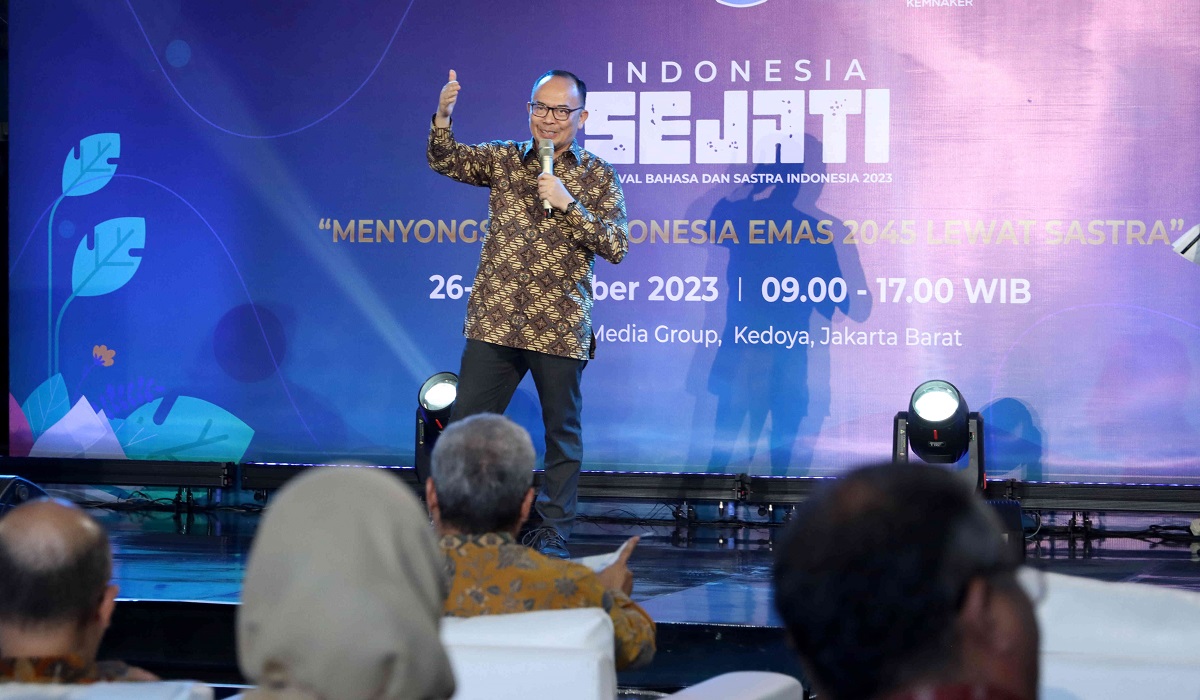 Direktur Pemberitaan Media Indonesia Ade Alawi, menyampaikan sambutan dan membaca puisi di Festival Bahasa dan Sastra, Jakarta